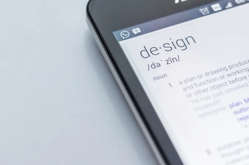 Site web affiché sur smartphone, design mobile-first