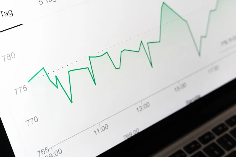 Graphique financier affiché sur un ordinateur portable