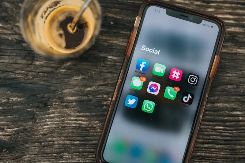 Réseaux sociaux affichés sur un smartphone